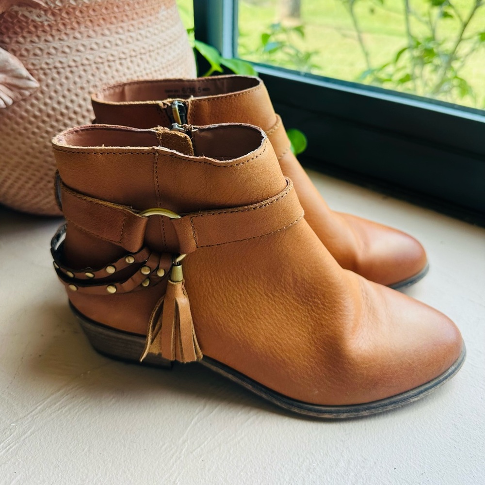 Chinese Laundry brown camel leather studded strap ankle boots shoes Size 6.5